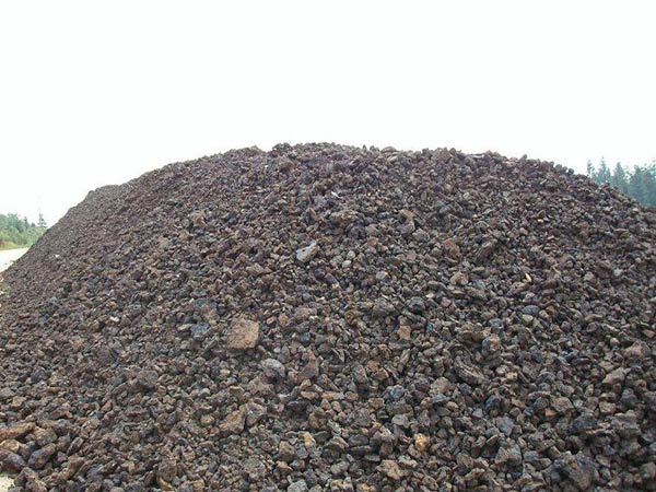 煤渣破碎選用時(shí)產(chǎn)50-80噸的錘式破碎機(jī)，能力強(qiáng)，價(jià)格低