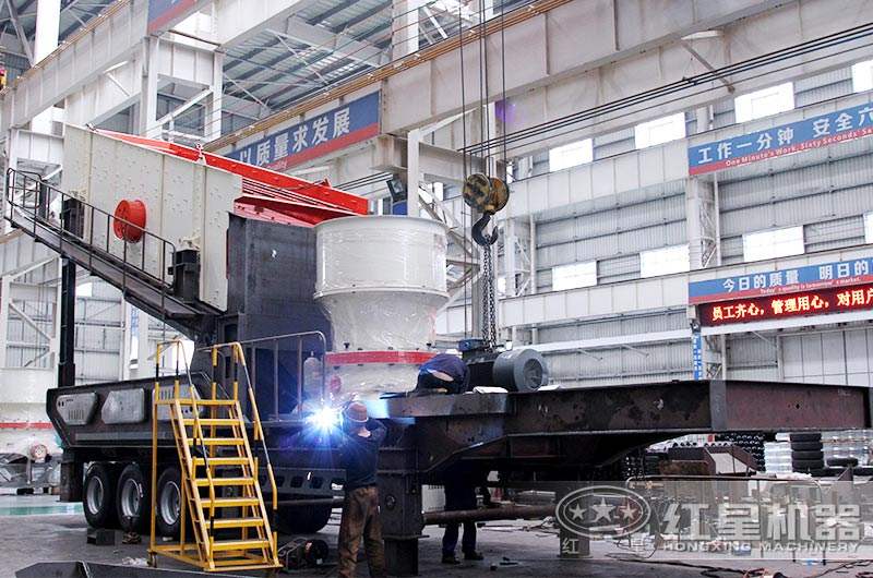 紅星技術(shù)人員精細作業(yè)