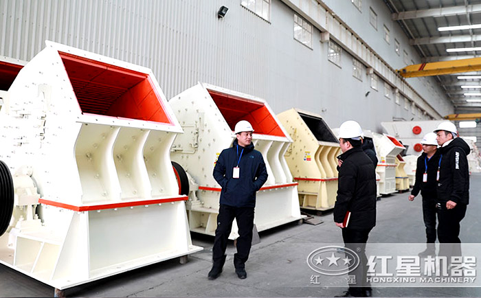 技術人員為客戶講解設備