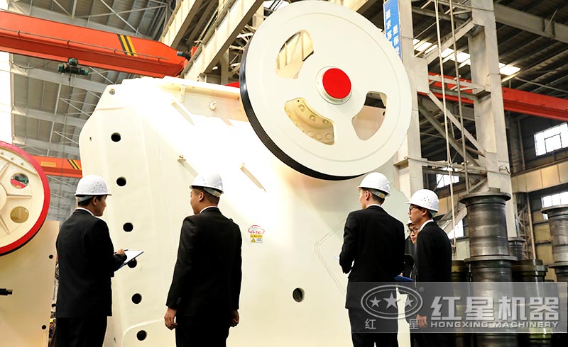 紅星技術人員講解設備