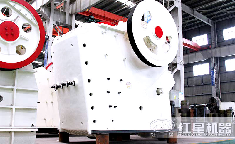 顎式破碎機將石頭進行粗破