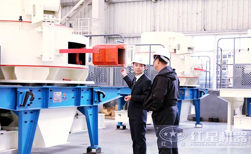 技術(shù)人員為客戶(hù)講解設(shè)備