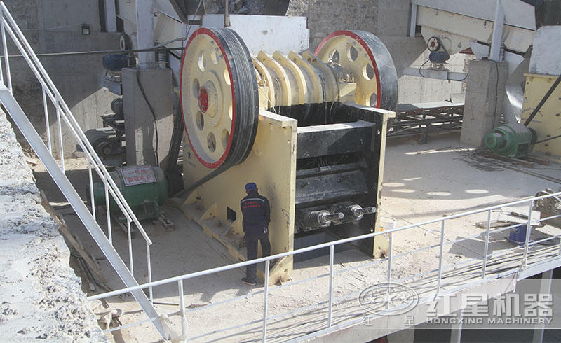 大型打石機(jī)作業(yè)現(xiàn)場