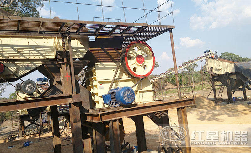 顎式破石機粉碎石灰石現場