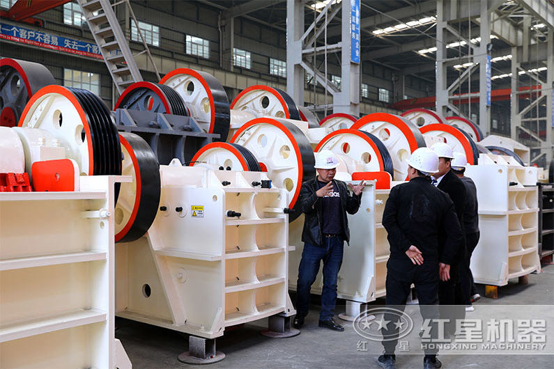 技術(shù)經(jīng)理根據(jù)用戶的需求為其講解合適的設(shè)備型號