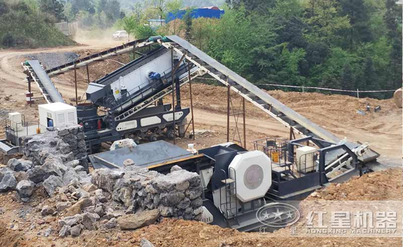 流動砂石粉碎機(jī)的環(huán)保生產(chǎn)現(xiàn)場
